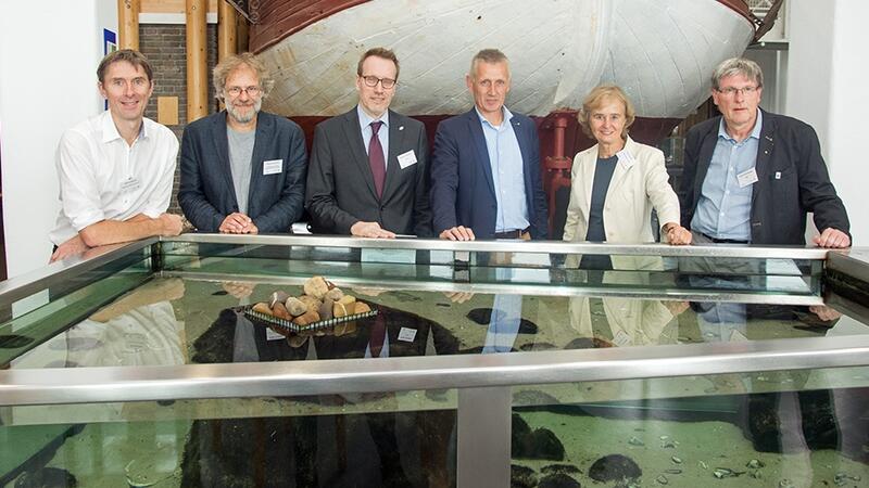 From left: Martin Baptist (Wageningen University), Dr. Gregor Scheiffarth (National Park Administration), Rüdiger Strempel (CWSS), Peter Südbeck (National Park Administration), Professor Karin Lochte (Wadden Sea Board Char) and Hans-Ulrich Rösner (WWF Germany) presented the key topics of the Wadden Sea Day to the press. © Zwoch / NLPV.